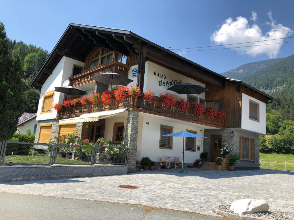 um edifício com caixas de flores ao lado em Fritz Apartments "Haus Bergblick" em Hermagor