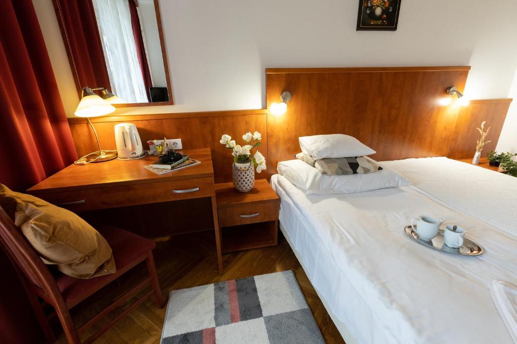 Postel nebo postele na pokoji v ubytování HELIOS Hotel Apartments