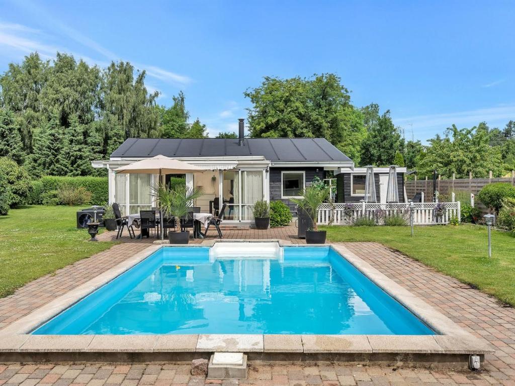 una casa con piscina nel cortile di Holiday Home Fentje - 375m to the inlet in Sealand by Interhome a Grevinge