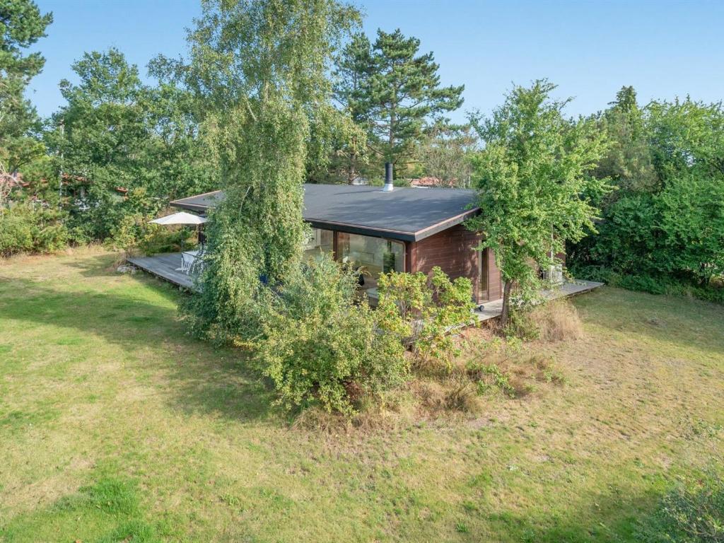 une petite maison au milieu d'un champ dans l'établissement Holiday Home Erikka - 300m to the inlet in Sealand by Interhome, à Holbæk