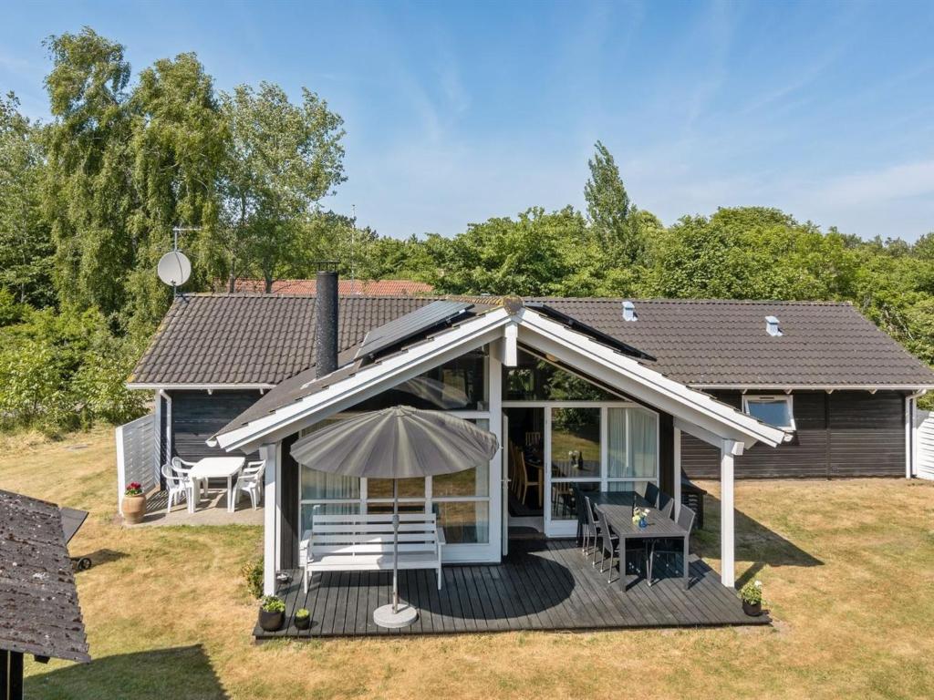 ein Haus mit einem Dach mit einer Terrasse in der Unterkunft Holiday Home Sophi - all inclusive - 425m from the sea by Interhome in Fårevejle