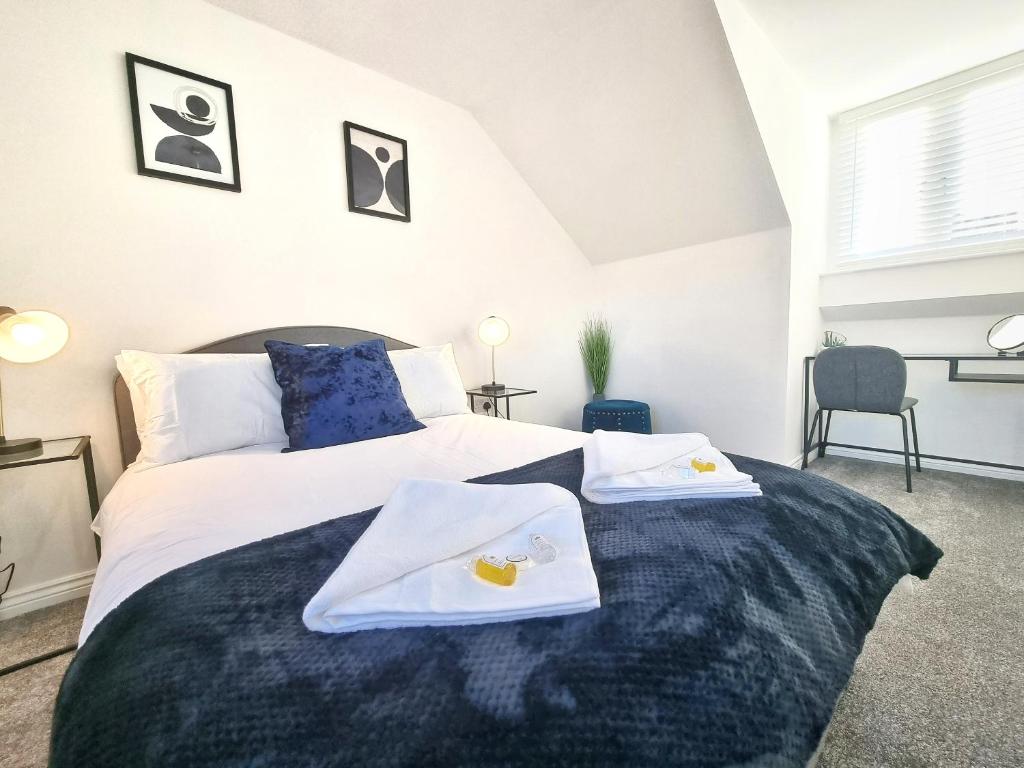 - une chambre avec un lit et 2 serviettes dans l'établissement Stylish 3 Bedrooms & 2 Bathrooms House, Free Parking!, à Cambridge