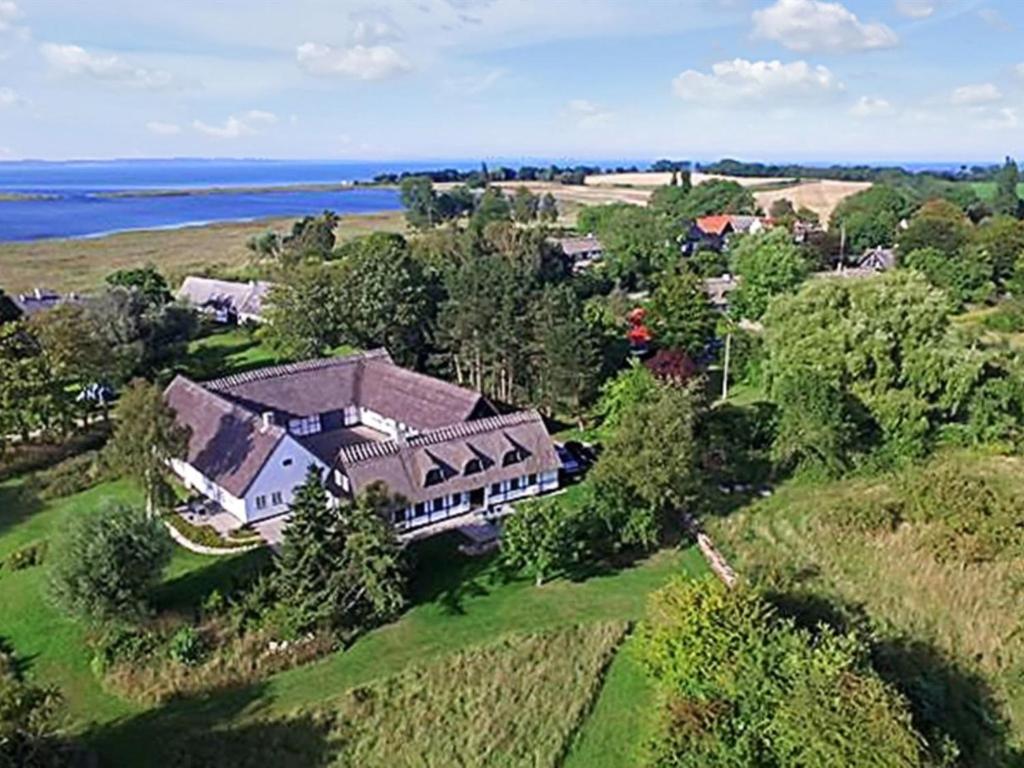 z góry widok na dom na wzgórzu w pobliżu wody w obiekcie Holiday Home Margareta - 250m to the inlet in Sealand by Interhome w mieście Præstø