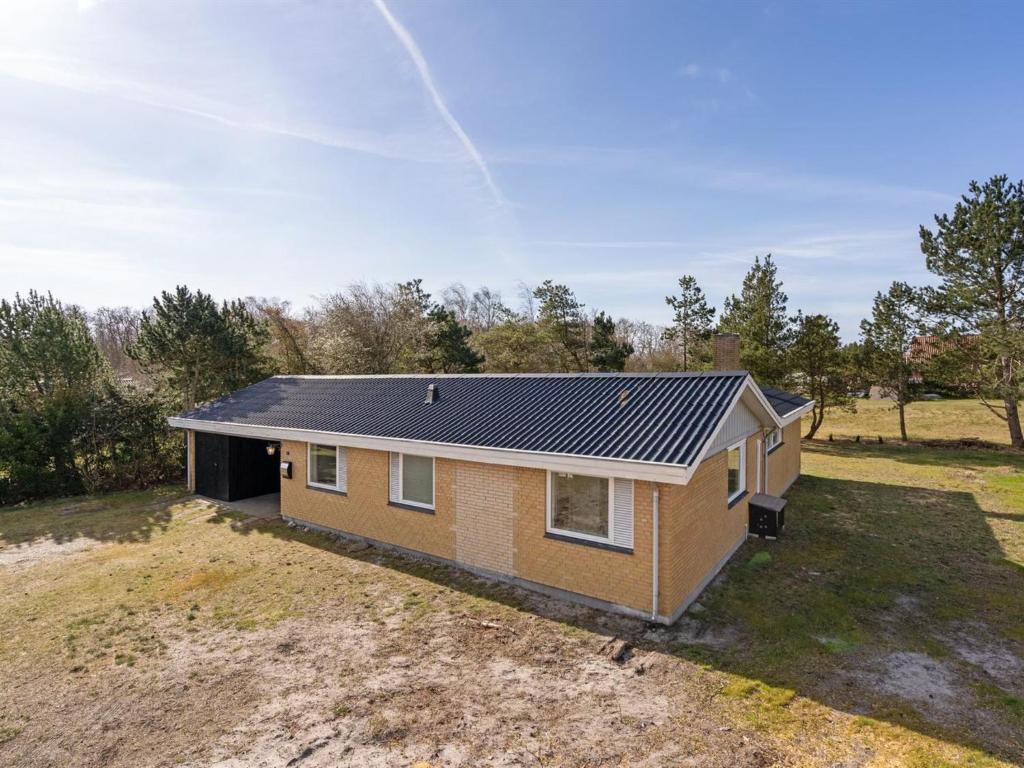 une maison avec un toit solaire sur un champ dans l'établissement Holiday Home Janin - 210m from the sea in Lolland- Falster and Mon by Interhome, à Rødby