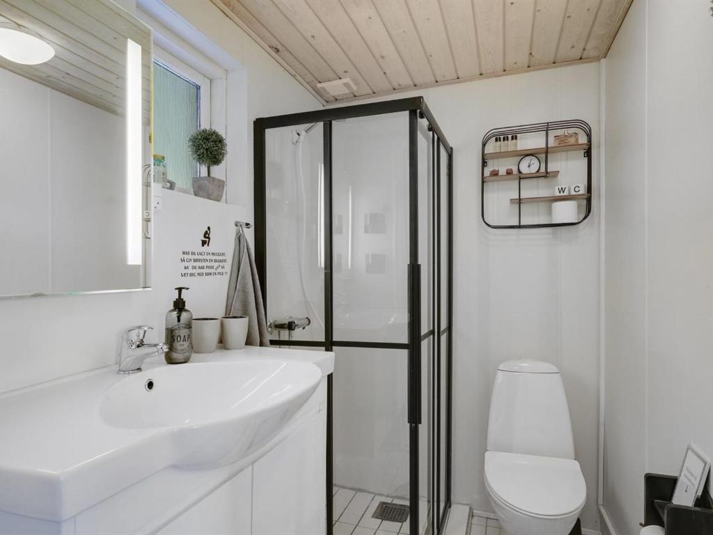 Koupelna v ubytování Holiday Home Gisl - 400m from the sea by Interhome