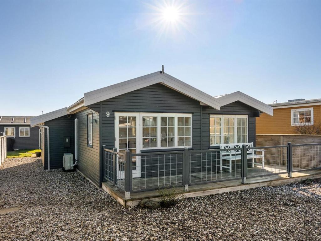 MesingeにあるHoliday Home Sazur - 75m from the sea in Funen by Interhomeの緑の家