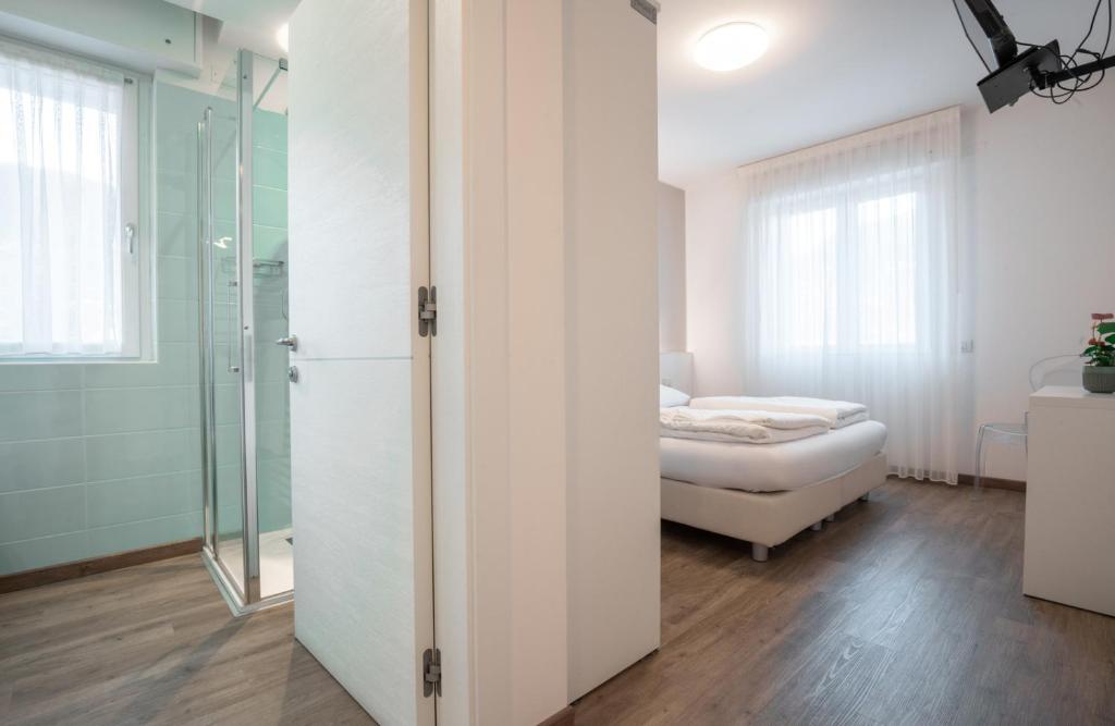 Łóżko lub łóżka w pokoju w obiekcie Hotel Rolly