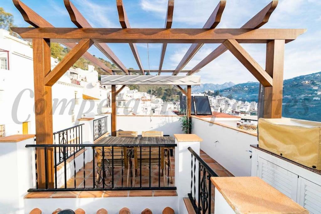 een balkon met een houten pergola en uitzicht bij Casa mi sùeño azul in Torrox