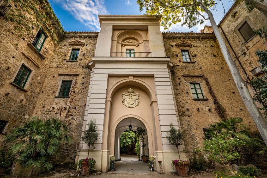 una entrada a un edificio con un reloj en él en Palazzo Belmonte, en Santa Maria di Castellabate