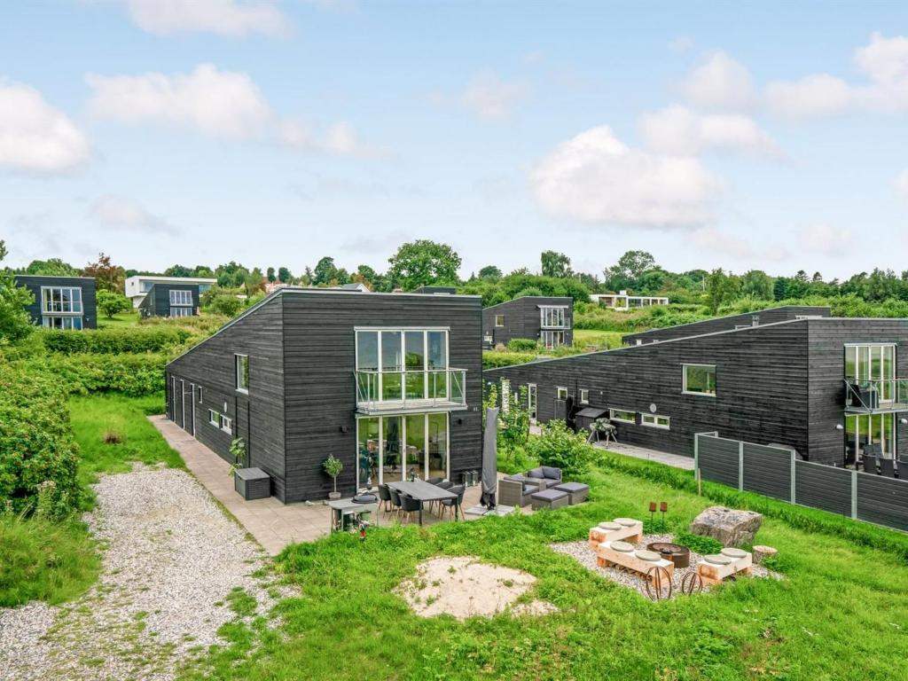 uma imagem de uma casa preta com um quintal em Holiday Home Anny - 100m from the sea in Funen by Interhome em Asperup