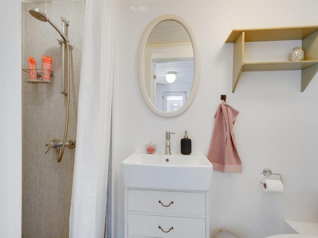 Koupelna v ubytování Holiday Home Pellervo - 20m from the sea by Interhome