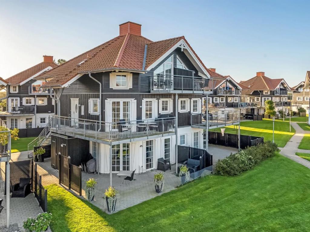 een luchtzicht op een groot huis met een tuin bij Apartment Nikica - 350m from the sea in Funen by Interhome in Bogense