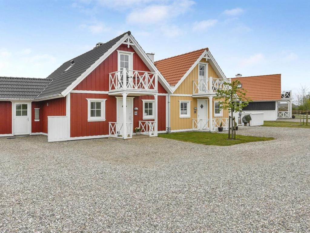 Casa roja y amarilla con entrada de grava en Holiday Home Bleike - 250m from the sea in Funen by Interhome, en Bro