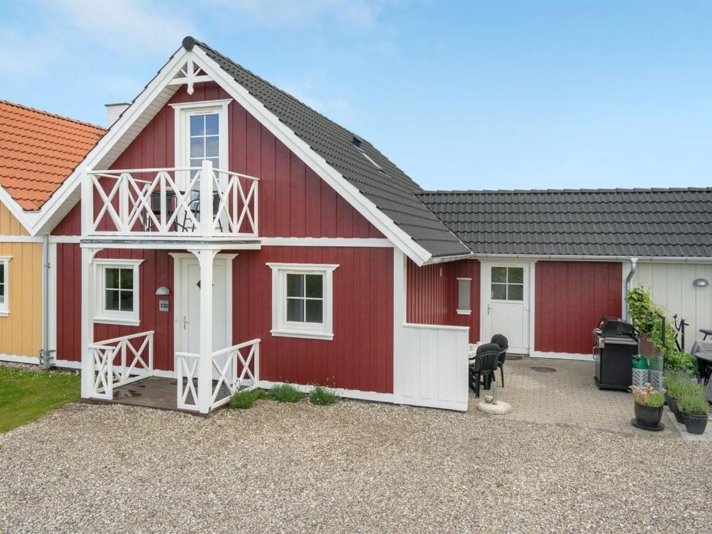 ein rotes und weißes Haus mit Auffahrt in der Unterkunft Holiday Home Eike - 250m from the sea in Funen by Interhome in Bro