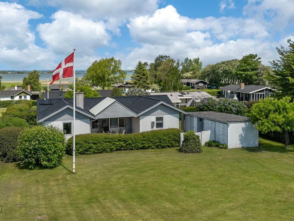 una bandera canadiense frente a una casa en Holiday Home Rise - 250m from the sea in Funen by Interhome, en Bøjden