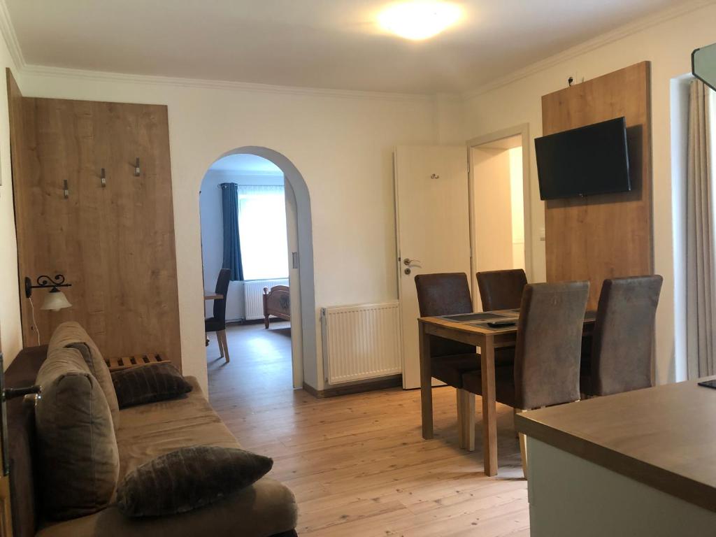 TV a/nebo společenská místnost v ubytování Fritz Apartments "Haus Bergblick"