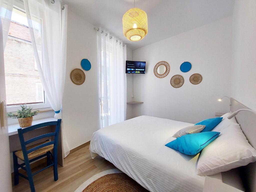 1 dormitorio con 1 cama, 1 silla y 1 ventana en Affittacamere Casa Lilibet, en San Benedetto del Tronto