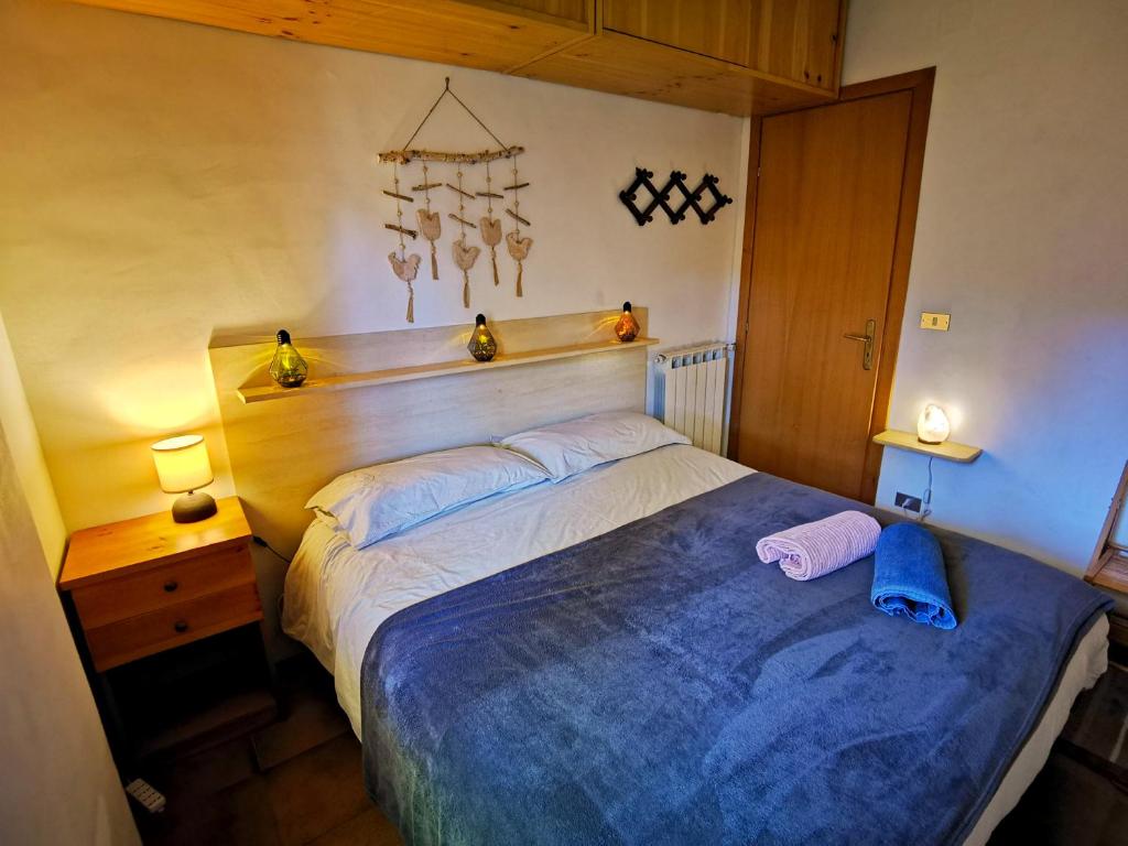 a bedroom with a large bed and two lamps at Casa Aiello in Camigliatello Silano
