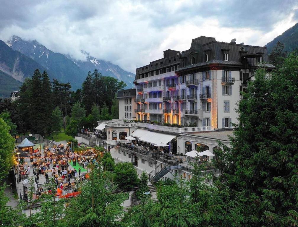 una folla di persone che si trovano di fronte a un edificio di La Folie Douce Hotels Chamonix a Chamonix-Mont-Blanc