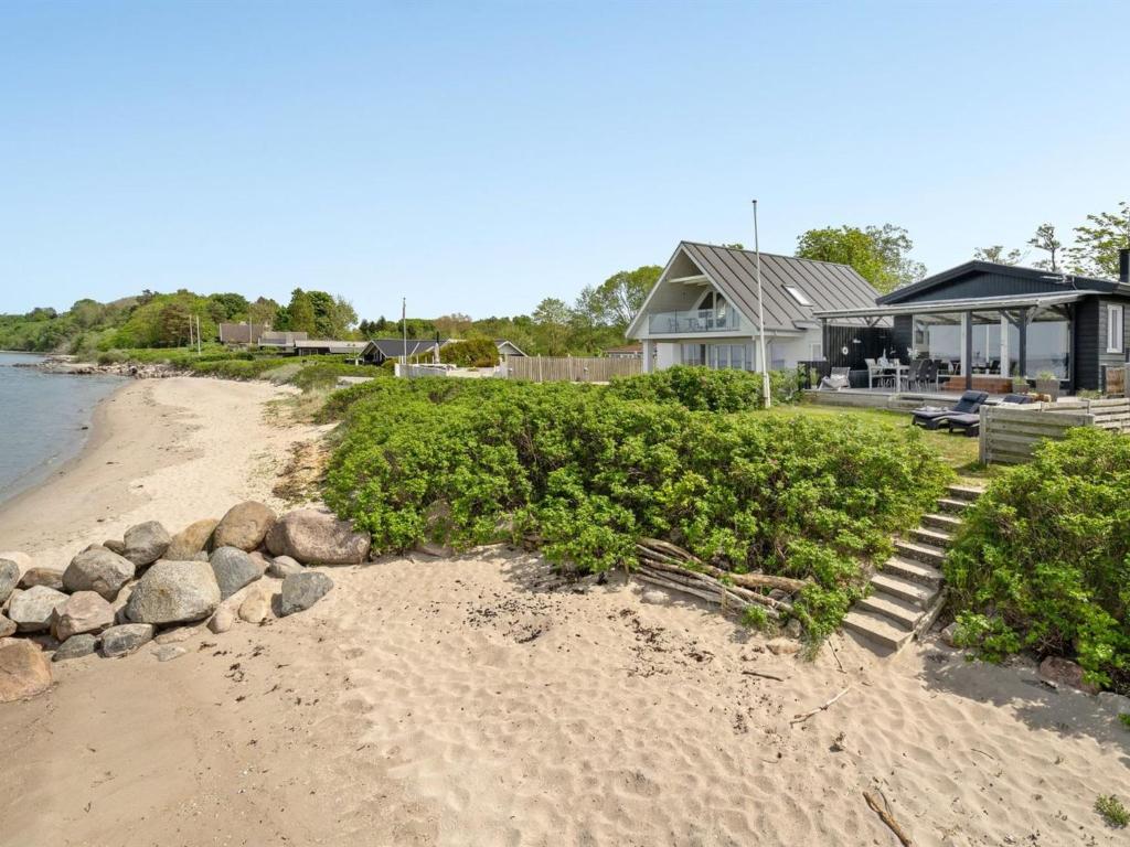 een huis aan de kust van een strand bij Holiday Home Käthe - 5m from the sea in Funen by Interhome in Middelfart