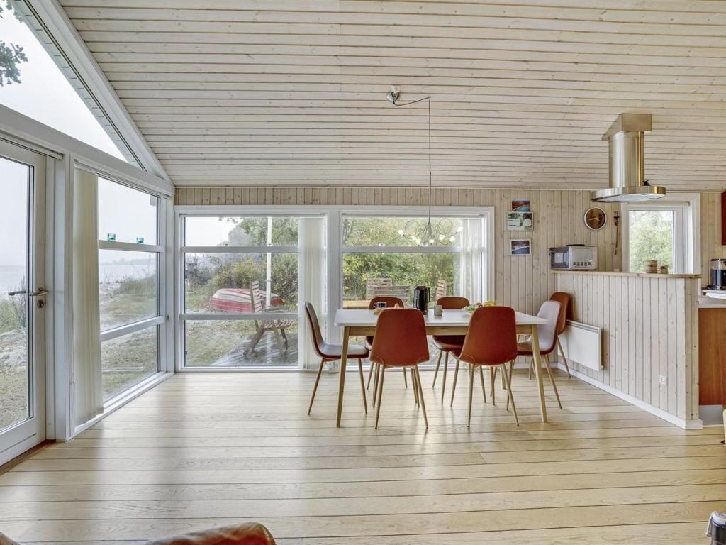 Kuchyň nebo kuchyňský kout v ubytování Holiday Home Selja - 15m from the sea by Interhome