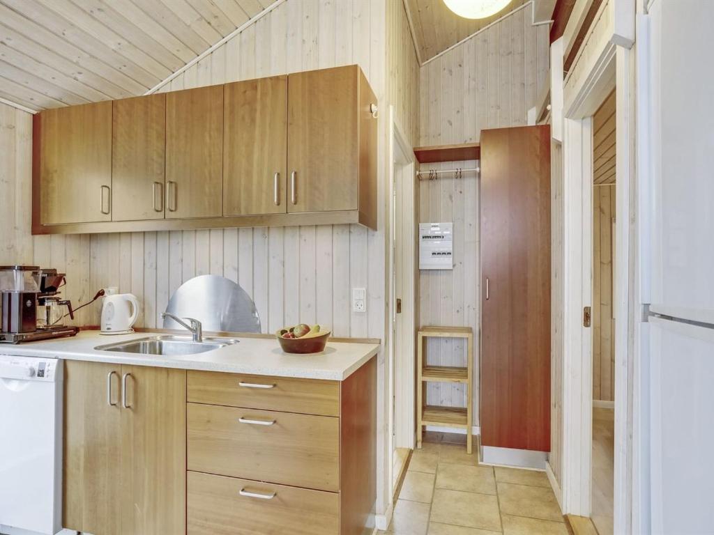 Kuchyň nebo kuchyňský kout v ubytování Holiday Home Selja - 15m from the sea by Interhome