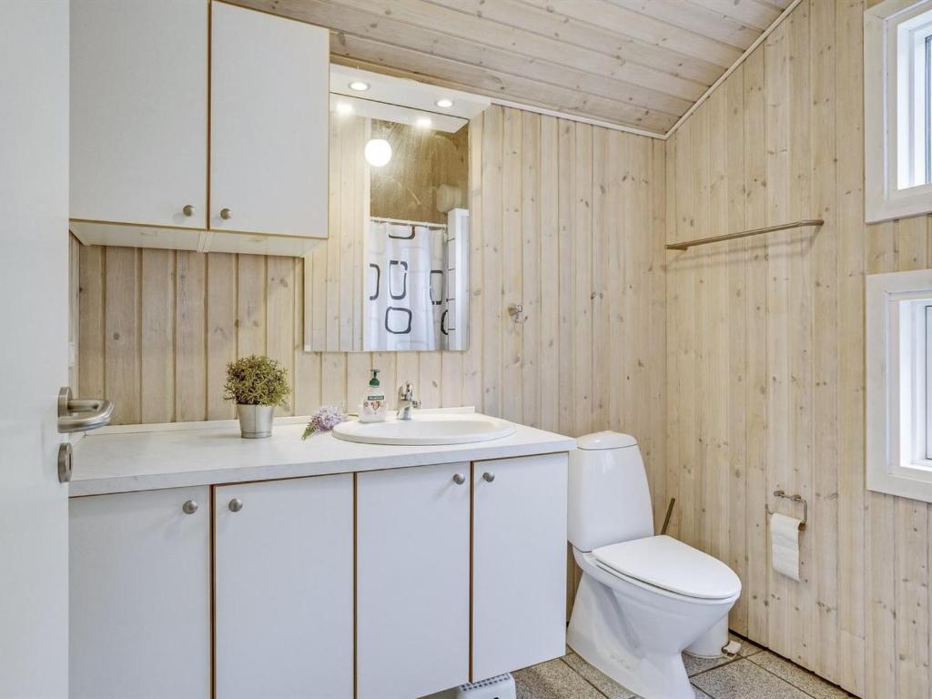Koupelna v ubytování Holiday Home Selja - 15m from the sea by Interhome