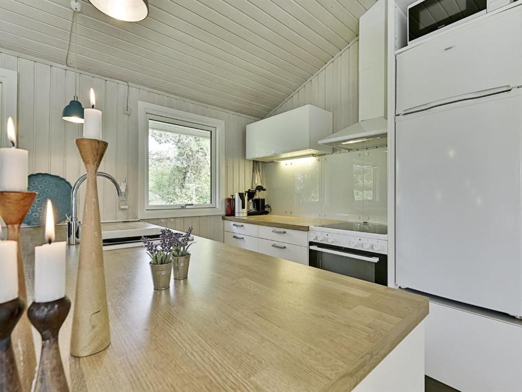 Kuchyň nebo kuchyňský kout v ubytování Holiday Home Giertrud - 500m from the sea by Interhome