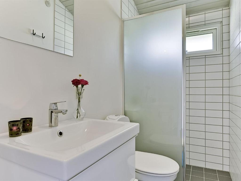 Koupelna v ubytování Holiday Home Giertrud - 500m from the sea by Interhome