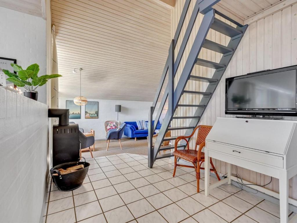 TV a/nebo společenská místnost v ubytování Holiday Home Faina - 100m from the sea by Interhome