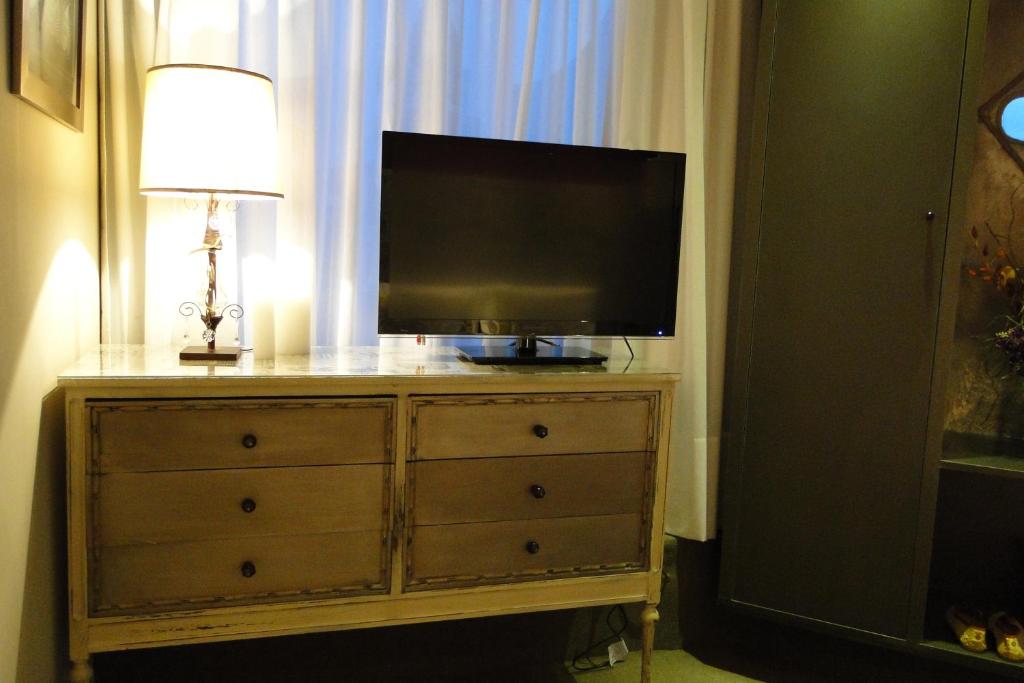 Ambit Boulevard Hotel Boutiqueにあるテレビまたはエンターテインメントセンター