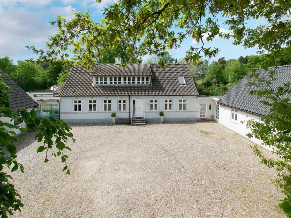 uma grande casa branca com uma grande entrada em Holiday Home Gunhilda - 200m from the sea in Funen by Interhome em Spodsbjerg