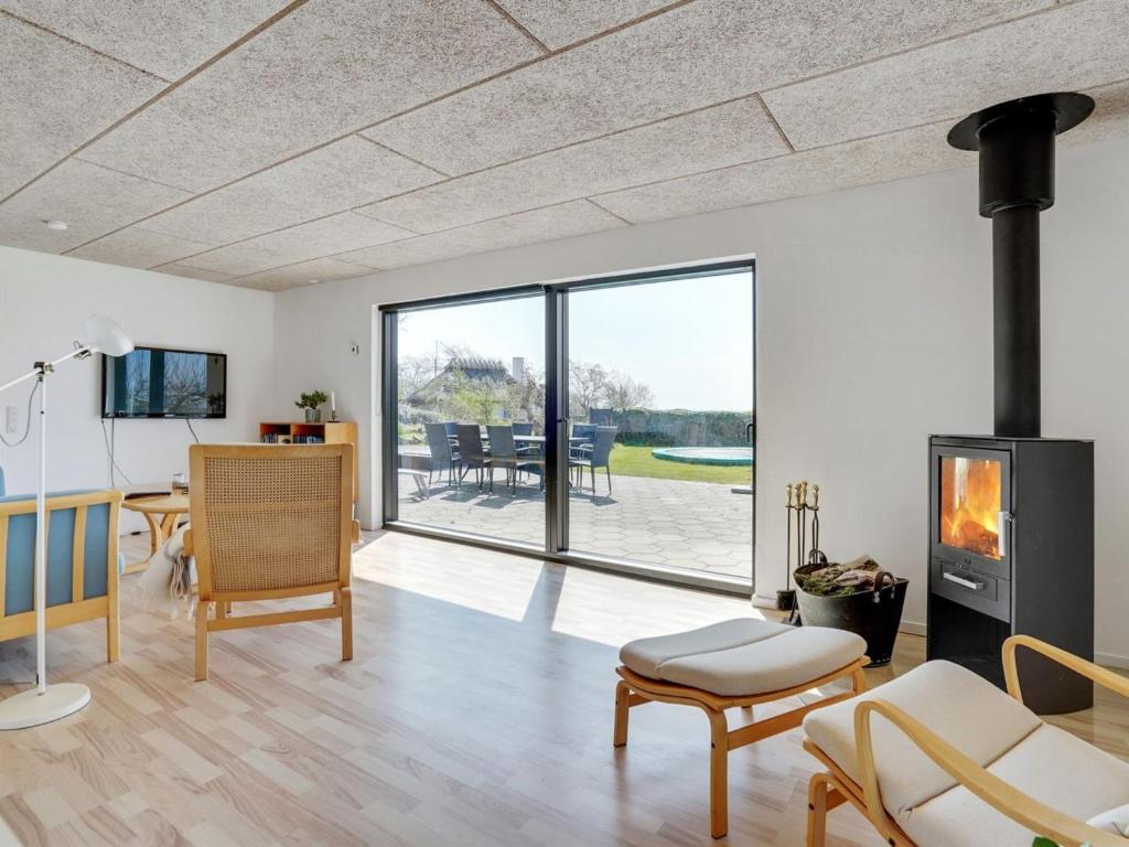 TV a/nebo společenská místnost v ubytování Holiday Home Emin - 100m from the sea by Interhome