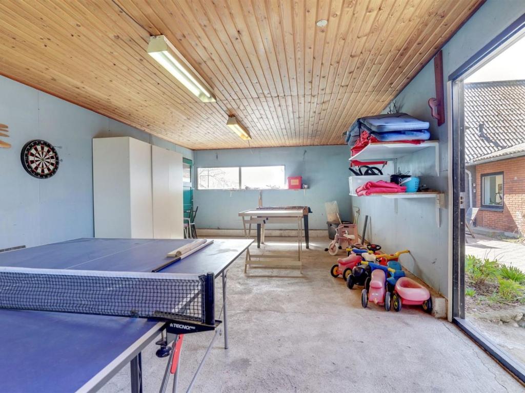 Stolní tenis v ubytování Holiday Home Emin - 100m from the sea by Interhome nebo okolí