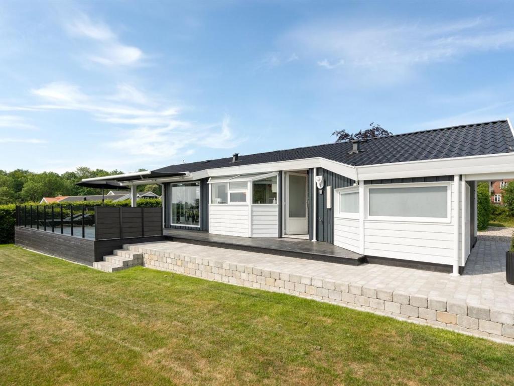 een modulair huis met een grote tuin bij Holiday Home Aasta - 250m from the sea in SE Jutland by Interhome in Binderup Strand