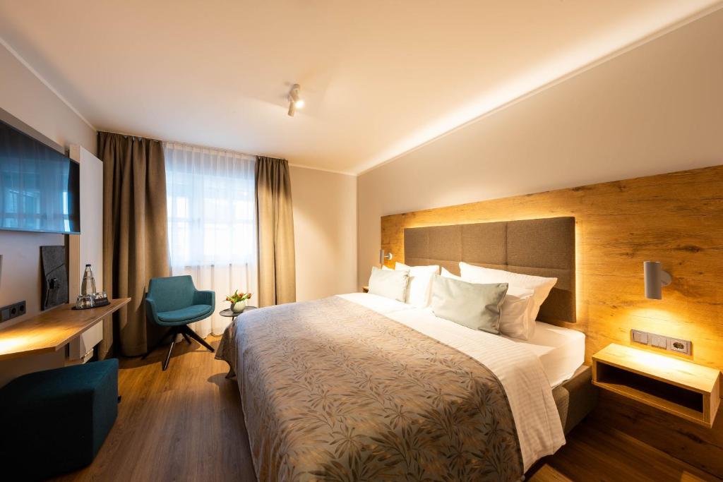 Pokój hotelowy z dużym łóżkiem i biurkiem w obiekcie Sopherl am See w mieście Weßling