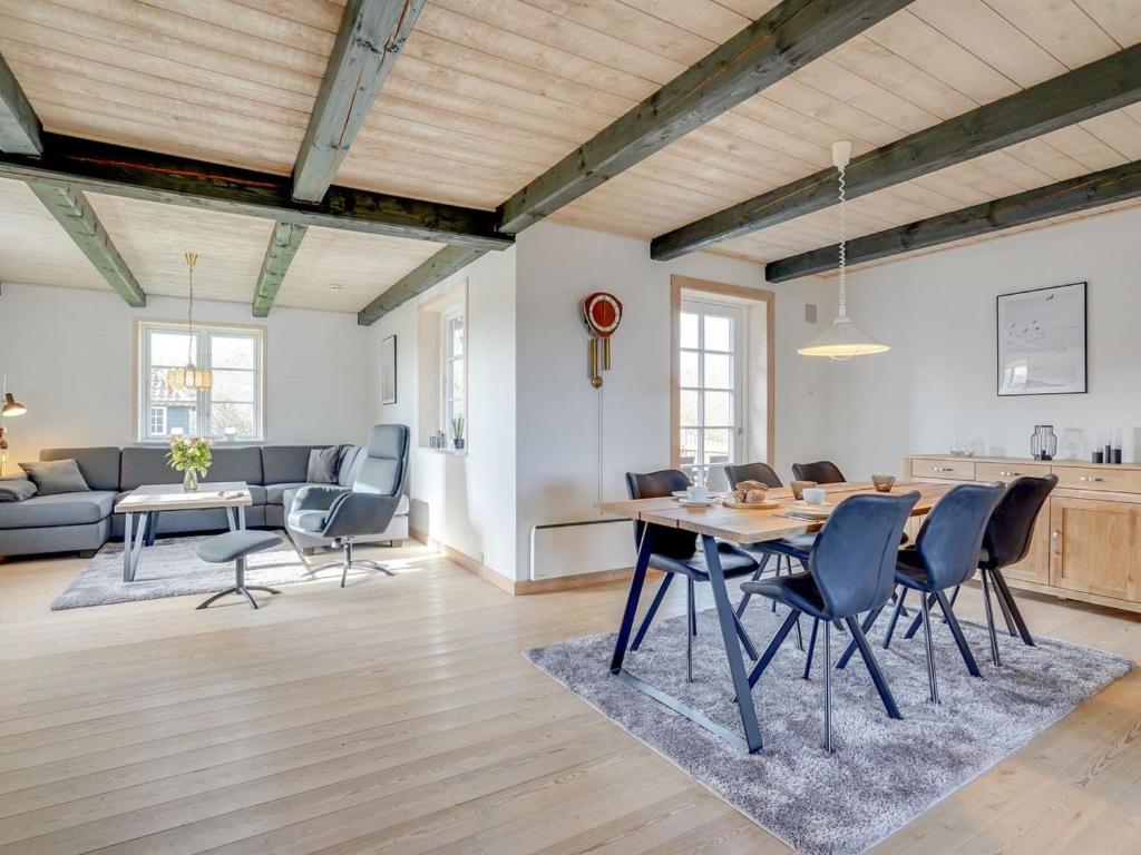 ein großes Wohnzimmer mit einem Tisch und Stühlen in der Unterkunft Holiday Home Nita - 24km from the sea in Western Jutland by Interhome in Højer