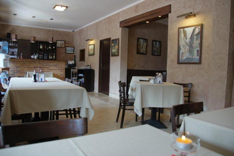Reštaurácia alebo iné gastronomické zariadenie v ubytovaní Pensjonat Amber