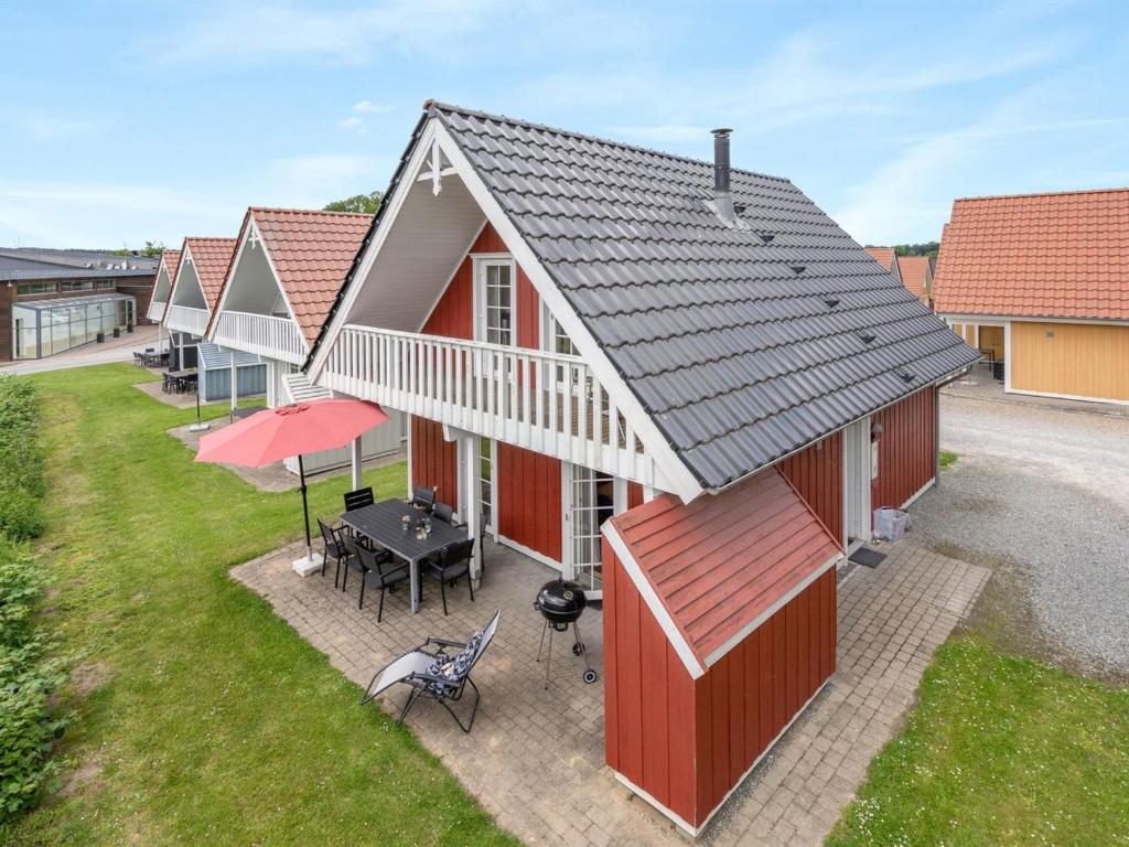 una vista aérea de una casa roja y blanca en Holiday Home Uffe - 200m to the inlet in SE Jutland by Interhome, en Gråsten