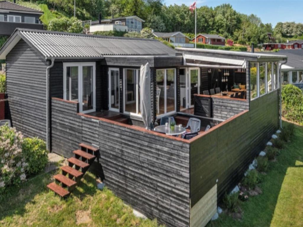 miniaturowy domek z dachem na dziedzińcu w obiekcie Holiday Home Axeln - 300m to the inlet in SE Jutland by Interhome w mieście Aabenraa