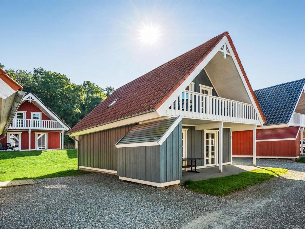 een schuur met een schuin dak en een garage bij Holiday Home Joris - 100m to the inlet in SE Jutland by Interhome in Gråsten