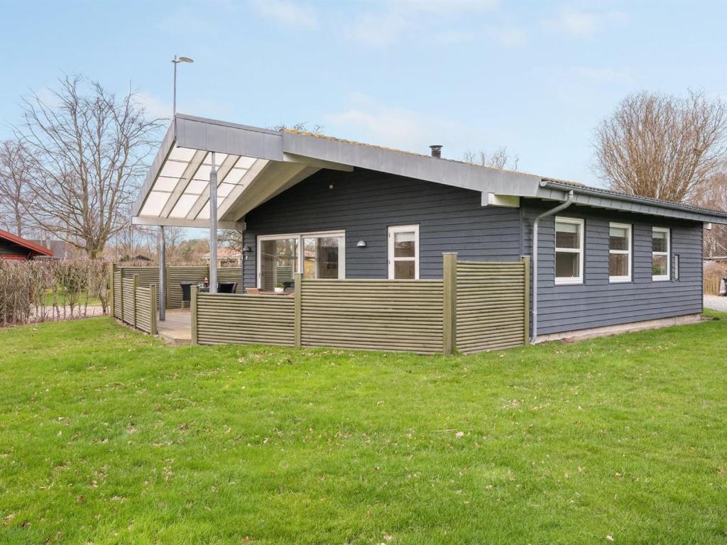 een huis met een solarium bovenop een tuin bij Holiday Home Flete - 200m from the sea in SE Jutland by Interhome in Neder Lysabild