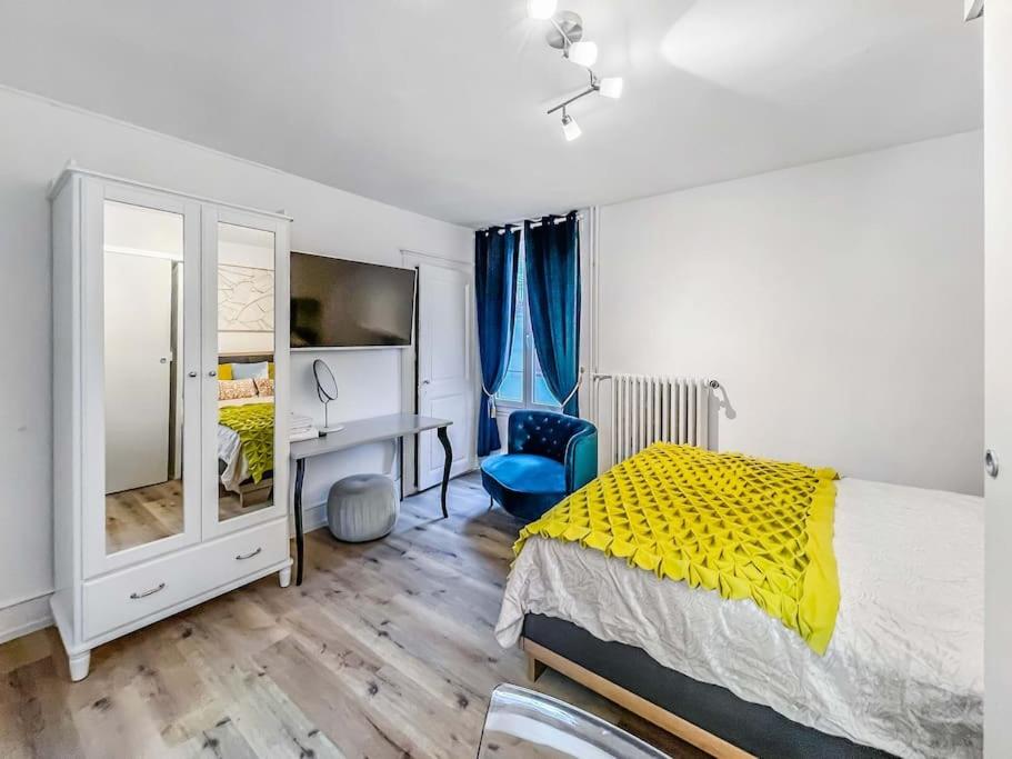 una camera da letto con un letto, una scrivania e uno specchio di Bright studio in the center of Montreux a Montreux