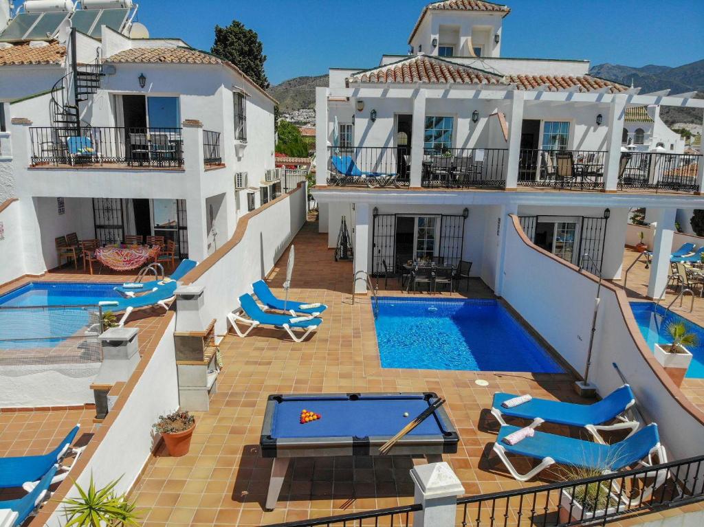 una vista aérea de una casa con piscina en Nerja Paradise Rentals - Villa Las Brisas, en Nerja