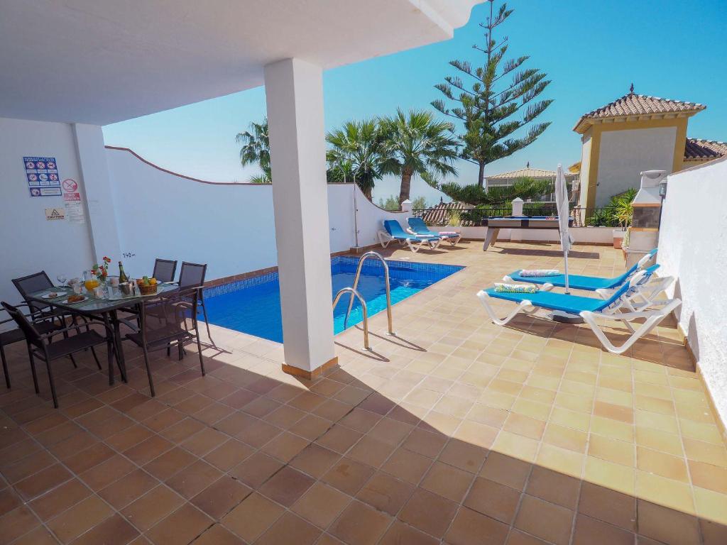 Bazén v ubytovaní Nerja Paradise Rentals - Villa Las Brisas alebo v jeho blízkosti
