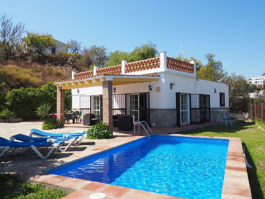 uma villa com uma piscina e uma casa em Nerja Paradise Rentals - Villa Los Girasoles em Nerja