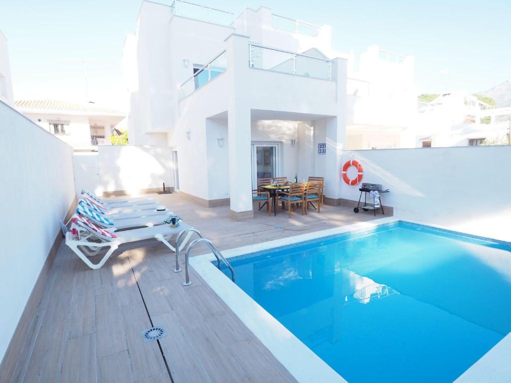 Bazén v ubytování Nerja Paradise Rentals - Villa Bonilla nebo v jeho okolí