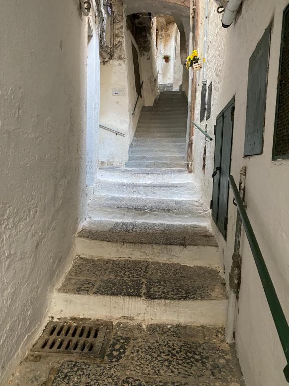 un vicolo con scale che conducono a un edificio di CASA ICARO ad Amalfi