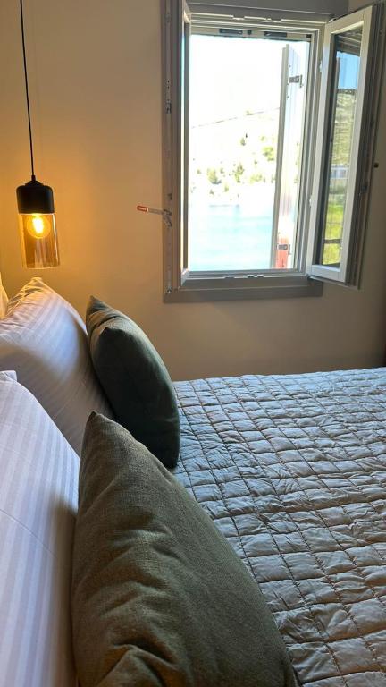 Postel nebo postele na pokoji v ubytování Amalthea Luxury Suites