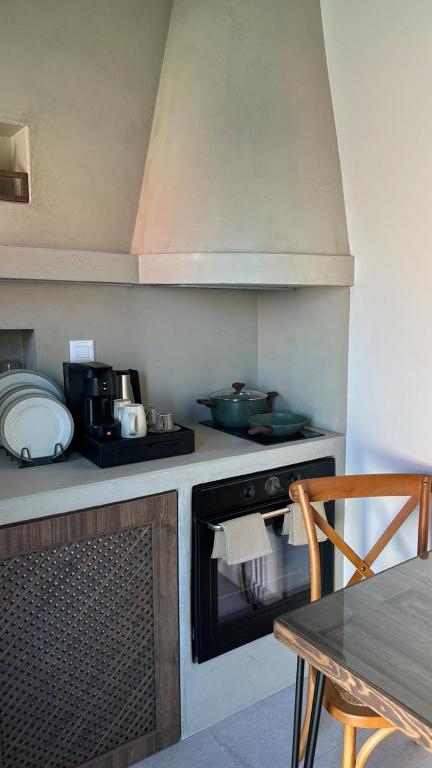 Kuchyň nebo kuchyňský kout v ubytování Amalthea Luxury Suites